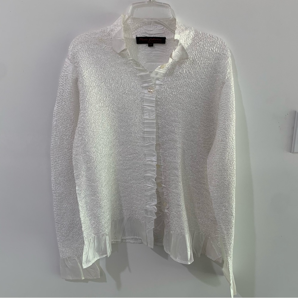 Pleated stretchy white blouse